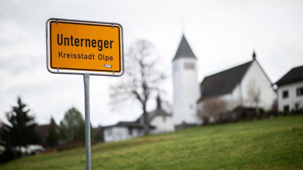 <p>Das Ortsschild des Ortsteils Unterneger steht vor der St. Barbara- und St. Luzia-Kirche.</p>