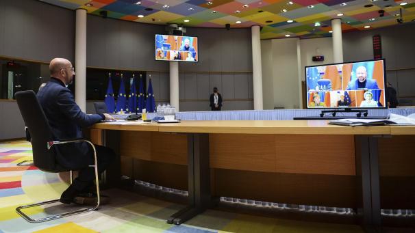 <p>Charles Michel (links), Präsident des Europäischen Rates, blickt auf einen Bildschirm, auf dem Bundeskanzlerin Angela Merkel (unten v.l.n.r.), Emmanuel Macron, Präsident von Frankreich, und Ursula von der Leyen, Präsidentin der Europäischen Kommission, zu sehen sind, während einer Videokonferenz am Sitz des Europäischen Rates in Brüssel.</p>