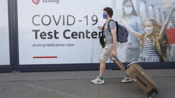 <p>Jeder Urlauber muss sich nach seiner Rückkehr einem Corona-Test, beispielsweise am Brüsseler Flughafen (Bild), unterziehen.</p>