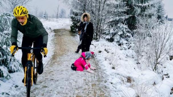 <p>In einem Video ist ein schwarz-gelb gekleideter Radfahrer zu sehen, der einem kleinen Mädchen einen Stoß mit dem Knie verpasst, um überholen zu können.</p>