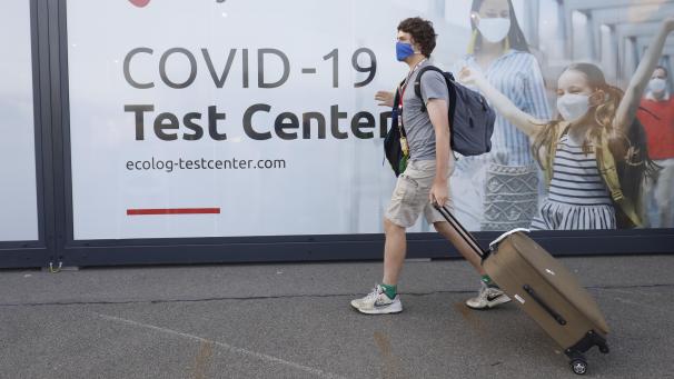 <p>Am Brüsseler Flughafen können Reisende sich testen lassen.</p>