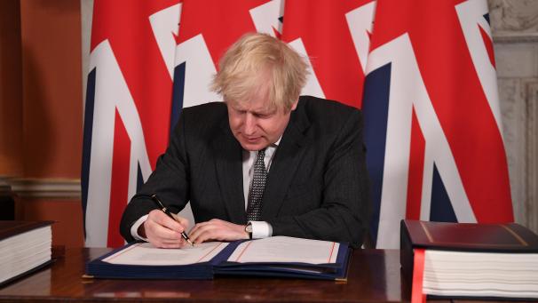 <p>Boris Johnson, Premierminister von Großbritannien, unterzeichnet den Brexit-Handelspakt mit der Europäischen Union, nachdem das britische Unterhaus dem Abkommen zugestimmt hat.</p>