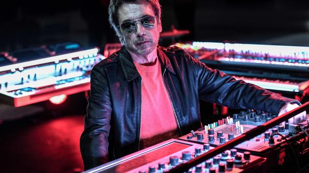 <p>Der französische Komponist und Produzent Jean-Michel Jarre posiert auf der Bühne. Mit einer fulminanten Musikshow vor der virtuellen Kulisse der Pariser Kathedrale Notre-Dame hat Elektropop-Pionier Jean-Michel Jarre das neue Jahr eingeläutet.</p>