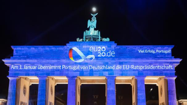 <p>Eine Video-Projektion wird zum Abschluss der EU-Ratspräsidentschaft Deutschlands auf das Brandenburger Tor projiziert. Am 1. Januar 2021 übernimmt Portugal die EU-Ratspräsidentschaft.</p>