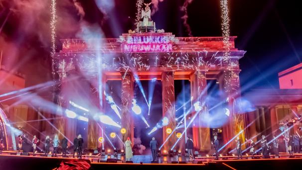 <p>Feuerwerk wird zu Neujahr bei der ZDF-Silvestershow „Willkommen 2021“ am Brandenburger Tor gezündet. Deutschlands größte Silvesterparty in Berlin am Brandenburger Tor ist dieses Jahr coronabedingt abgesagt.</p>