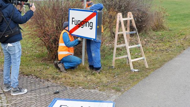 <p>Arbeiter bringen das neue Ortschild von Fugging an. Der Ort mit rund 100 Einwohnern, der wegen der Namensgleichheit mit den obszönen englischen Begriff Fucking immer wieder gestohlene Ortsschilder zu beklagen hatte, heißt ab dem 1. Januar 2021 Fugging.</p>