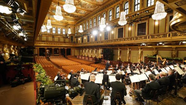 <p>Riccardo Muti dirigiert die Wiener Philharmoniker während einer Voraufführung des traditionellen Neujahrskonzerts im menschenleeren Großen Saal des Musikvereins.</p>