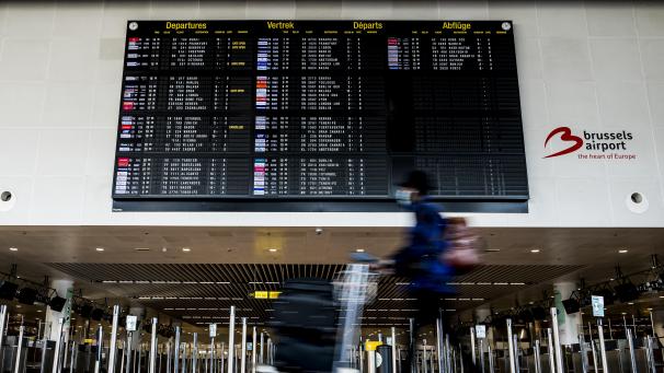 <p>Seit Neujahr werden in Belgien die Quarantäneverpflichtungen in der Coronakrise stärker kontrolliert. An Grenzübergängen an Autobahnen, an Bahnhöfen und Flughäfen (wie hier am Freitag auf dem Landesflughafen von Zaventem) sollte die Polizei stichprobenartig überprüfen, ob Einreisende das nötige Formular ausgefüllt haben.</p>