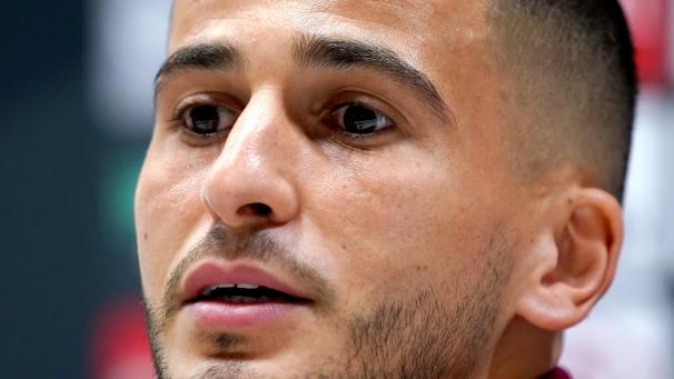 <p>Omar Elabdellaoui, damals bei Olympiakos Piräus, bei einer Pressekonferenz im Emirates Stadium</p>