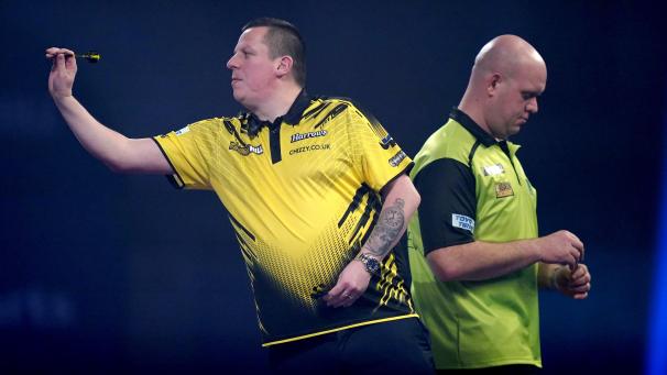 <p>Dave Chisnall (l.) zeigte Michael van Gerwen sensationell die Grenzen auf.</p>