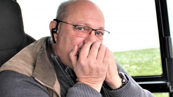 <p>Wie hier, bei einer Pause, ist Fahrer Ralph Sundermann im Bus wieder „spielend“ mit der Mundharmonika aktiv.</p>