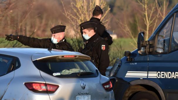 <p>Gendarme blockieren den Zugang zum Veranstaltungsort einer Party.</p>