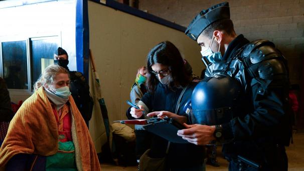 <p>Polizisten notieren die Personalien von Jugendlichen nach dem Abbruch einer Party in einem in der Nähe gelegenen Hangar etwa 40 km südlich von Rennes.</p>