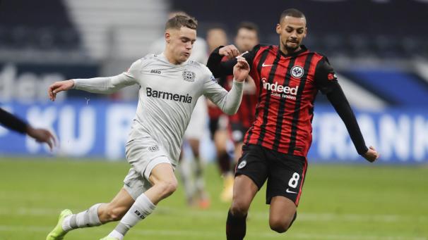 <p>Leverkusens Florian Wirtz (links) und Frankfurts Djibril Sow kämpfen um den Ball.</p>