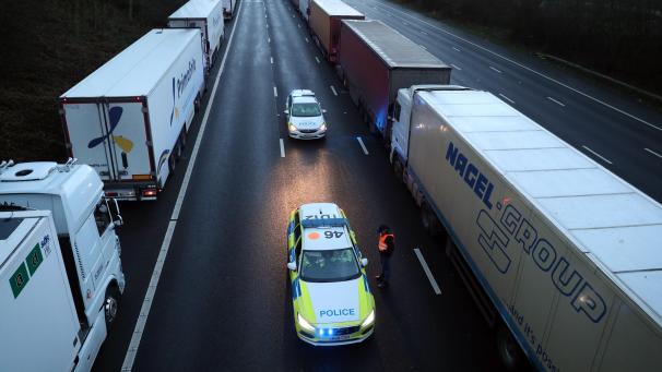 <p>Lastwagen stehen auf der M20 nahe Kent in Warteschlangen, nachdem der Hafen von Dover geschlossen wurde.</p>