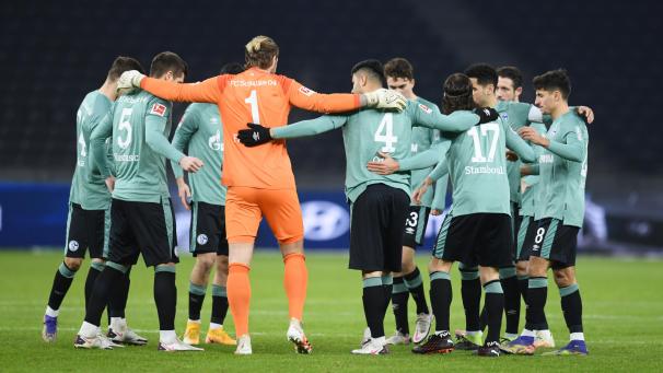 <p>Schalkes Spieler bilden vor dem Anpfiff einen Kreis.</p>