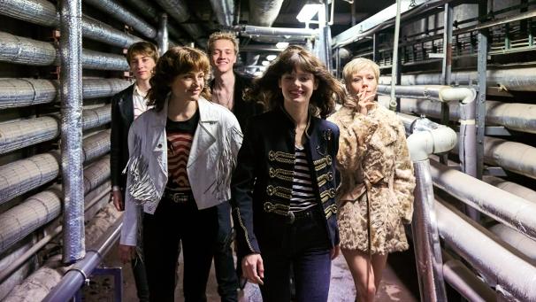 <p>Eine Szene aus „Wir Kinder vom Bahnhof Zoo“: Ab 19. Februar 2021 wagt sich Amazon an eine Neuinterpretation des Kino-Blockbusters aus den 1980ern.</p>