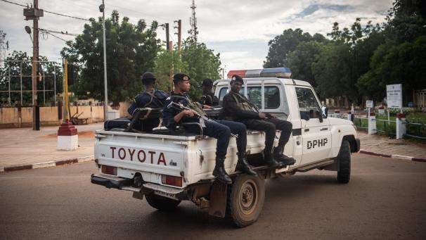 <p>Bewaffnete Polizisten sitzen auf einem Toyota-Pickup in der Hauptstadt der Republik Niger.</p>