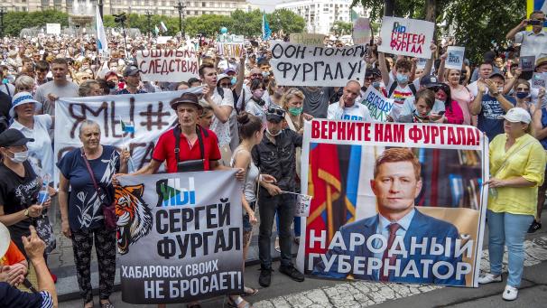 <p>Menschen nehmen im Juli 2020 mit Plakaten an einer Protestveranstaltung zur Unterstützung von Gouverneur Furgal teil. Seit einem halben Jahr schon begehrt der äußerste Osten Russlands gegen Moskau auf.</p>