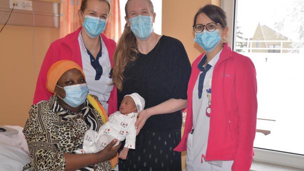 <p>Ansumana (hier mit seiner glücklichen Mutter Mariame Camara aus Bovigny sowie den Hebammen Emanuelle, Sabrina und Dr. Rousseau) wurde am Silvesternachmittag in St.Vith geboren.</p>