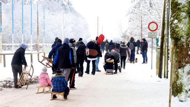 <p>Während das Hohe Venn auf belgischer Seite seit dem Neujahrstag für Besucher gesperrt war, pilgerten am Wochenende Tausende Schneehungrige in das Wintersportgebiet Weißer Stein.</p>