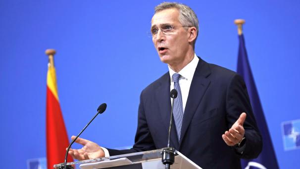 <p>Angesichts der verheerenden Folgen der Corona-Pandemie verstärkt die NATO ihre Anstrengungen im Bereich der Biowaffenabwehr. Das Coronavirus sei kein im Labor erschaffenes Virus, es zeige aber die Gefahren, die es im Zusammenhang mit dem Einsatz biologischer Kampfstoffe gebe, sagt Generalsekretär Jens Stoltenberg.</p>