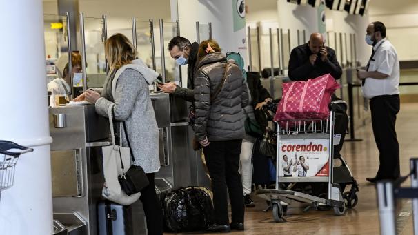 <p>Bis Sonntagabend wurden etwa 40.000 Menschen in Belgien zurückerwartet. Dieses Bild entstand am letzten Samstag auf dem Landesflughafen von Zaventem bei Brüssel.</p>