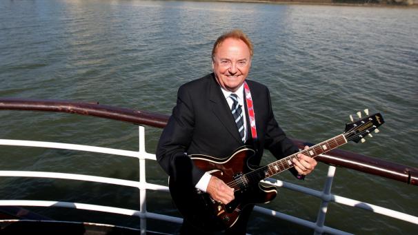 <p>Diese Aufnahme zeigt Gerry Marsden wie er im Jahr 2009 an Bord der Mersey-Fähre sein Können zum Besten gibt.</p>
