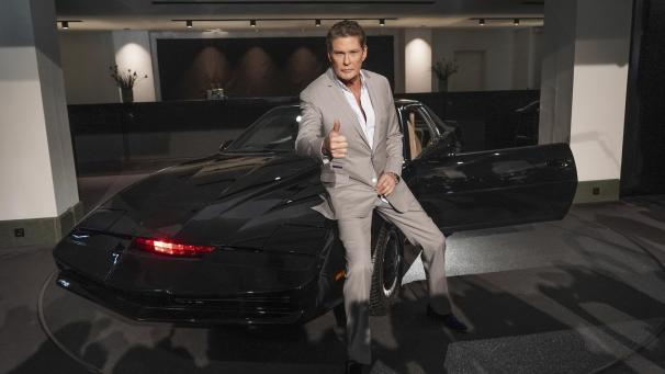 <p>US-Sänger und Schauspieler David Hasselhoff vor dem legendären Sportwagen „K.I.T.T.“ aus der Serie „Knight Rider“.</p>