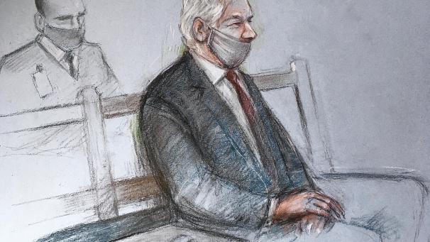 <p>Eine Gerichtszeichnung zeigt Julian Assange, Gründer von Wikileaks, der während des Prozesses mit Mund-Nasen-Schutz auf einer Bank im Verhandlungssaal des Strafgerichtshofs Old Bailey sitzt.</p>