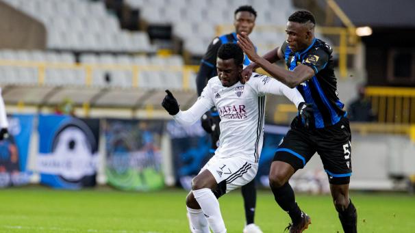 <p>Odilon Kossounou (rechts) gegen Eupens Carlos Embalo am zweiten Weihnachtstag</p>