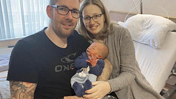 <p>Yannick Vomberg, Manuela Henkes und Sohn Lio genießen die erste Kennenlernzeit.</p>