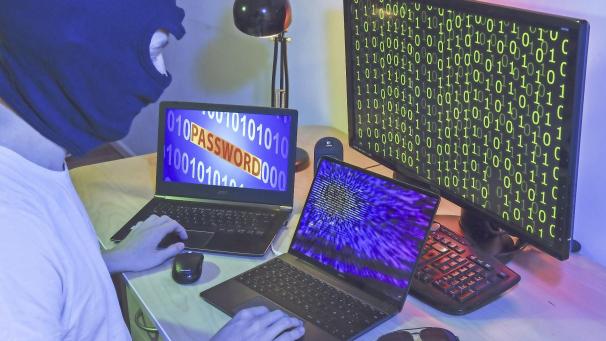 <p>Die Erpresser dringen illegal in den Computer oder das Online-Konto ein. Dies geschieht zum Beispiel durch das Anklicken von bösartigen Links, welche sich in einer E-Mail befanden. Das Eindringen kann aber auch durch das Anklicken oder Liken von Beiträgen in sozialen Netzwerken oder anderen Beiträgen des Internets geschehen.</p>