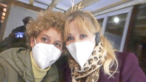 <p>Mit Karen Dahmen (links) und Jasmin Schwiers sind gleich zwei Ostbelgierinnen in dem ZDF-Fernsehfilm „Das Nest“ zu sehen. Bei den Dreharbeiten wurde natürlich streng auf die Corona-Regeln geachtet.</p>