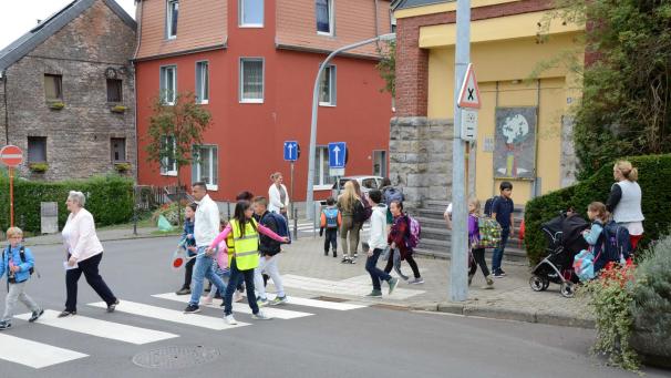 <p>Schüler vor der Stadtischen Grundschule Oberstadt</p>