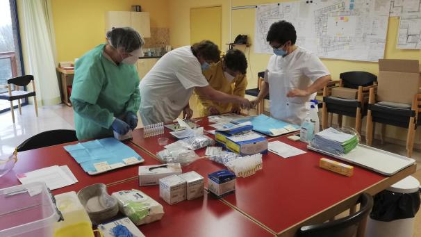 <p>Mitarbeiter und Ärzte bereiten die Impfstoffe vor.</p>