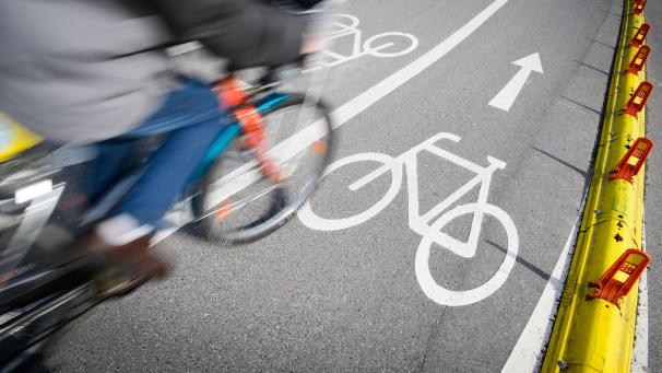 <p>In Eupen soll die Infrastruktur für Fahrradfahrer verbessert werden. Mit kommunalen Geldern, aber bestenfalls auch mit Hilfe von wallonischen Zuschüssen.</p>