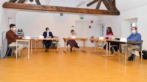 <p>Guido Jost vom Fachbereich Gesundheit und Senioren des Ministeriums der DG, Vize-Ministerpräsident Antonios Antoniadis, Eupens ÖSHZ-Präsidentin Martin Engels, Michael Murges, Leiter des Josephsheims und Dr. Marc Frankh, Vorsitzender des Ärztekreises im Norden der DG (von links), während einer Pressekonferenz zum Auftakt der ostbelgischen Impfkampagne</p>