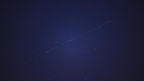 <p>Starlink-Satelliten über Lichtervelde in Westflandern: Die Aufnahme stammt vom 24. April 2020.</p>