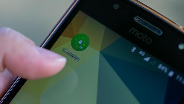 <p>Die Warn-App „Coronalert“ auf dem Display eines Smartphones.</p>