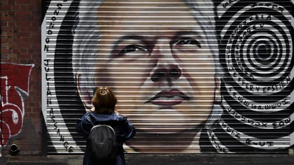 <p>Julian Assange – hier als Kunst auf einer Wand in Melbourne zu sehen – sitzt seit rund eineinhalb Jahren im Hochsicherheitsgefängnis Belmarsh im Südosten Londons.</p>