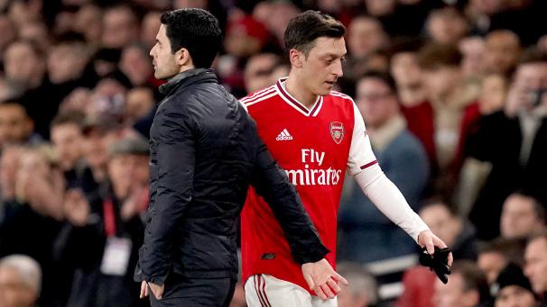 <p>Wird bald wohlmöglich nicht mehr das Trikot vom FC Arsenal tragen: Mesut Özil.</p>