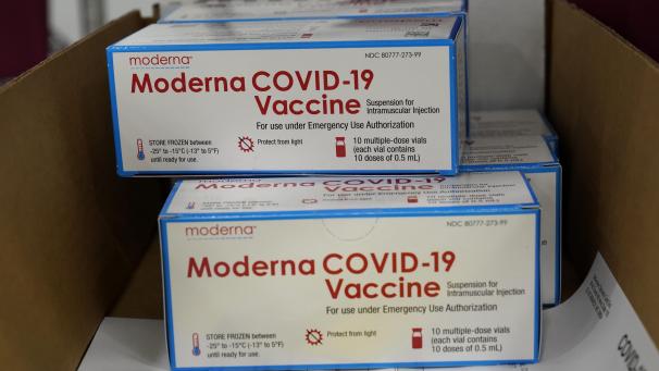 <p>Kisten, die Corona-Impfstoff des US-Biotech-Unternehmens Moderna enthalten, werden im McKessen-Vertriebszentrum für den Versand vorbereitet.</p>