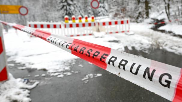 <p>Nicht nur auf deutscher Seite, sondern auch in der belgischen Eifel werden Waldgebiete wegen des Schneebruchs gesperrt.</p>