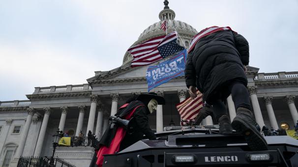 <p>Am Kapitol in Washington herrschte stundenlang Ausnahmezustand, nachdem Anhänger von US-Präsident Donald Trump in das Parlamentsgebäude eingedrungen waren.</p>