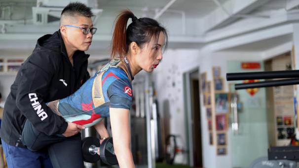 <p>Yuna Gui (rechts) beim Training mit ihrem Coach Zhu Liping</p>