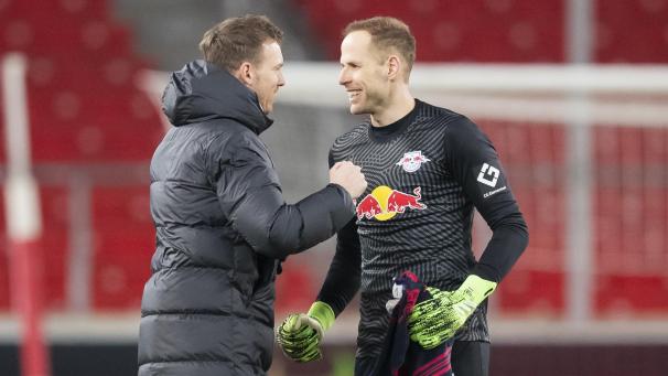 <p>Leipzigs Trainer Julian Nagelsmann (l) und Torwart Peter Gulacsi</p>