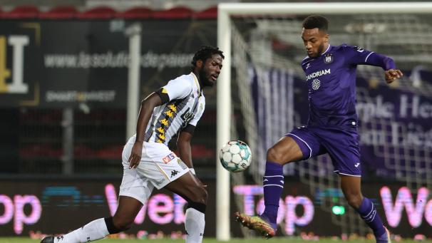 <p>Hannes Delcroix (rechts, hier gegen Charlerois Shamar Nicholson) bleibt Anderlechter.</p>