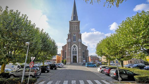 <p>Im Schatten des Kelmiser Kirchturms soll sich schon bald etwas tun. Der Mehrheit schwebt ein Projekt zum betreuten Wohnen im Dorfzentrum vor.</p>