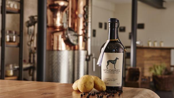 <p>Windspiel Premium Dry Gin mit Kartoffeln und Wacholder</p>